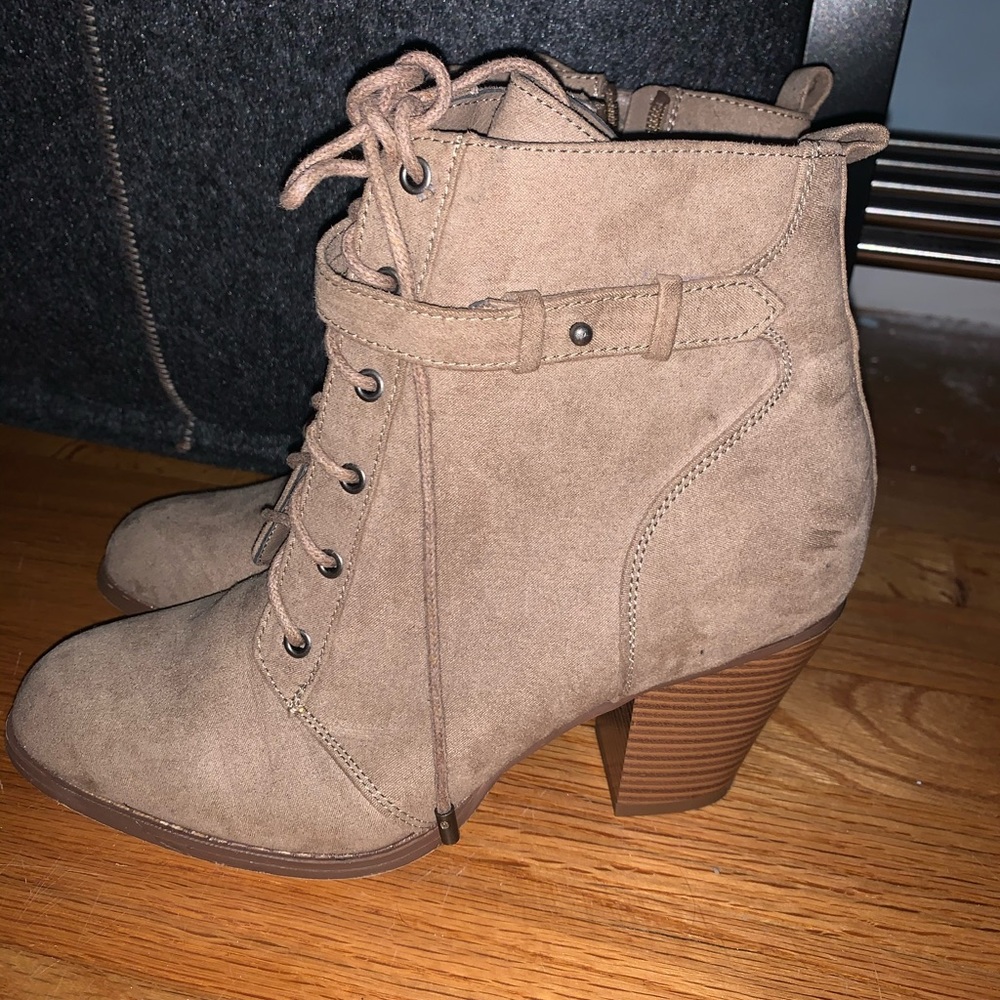 Heeled booties with laces 😍